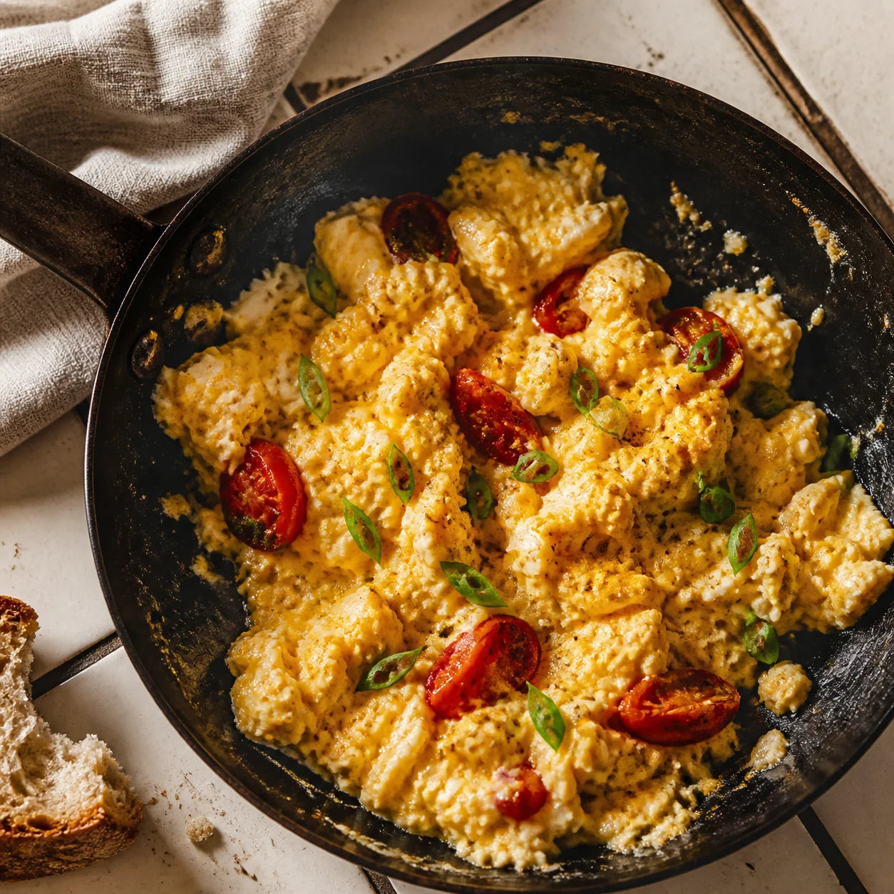 Huevos revueltos cremosos con tomate, cebolleta y Especias Ceilán para huevos