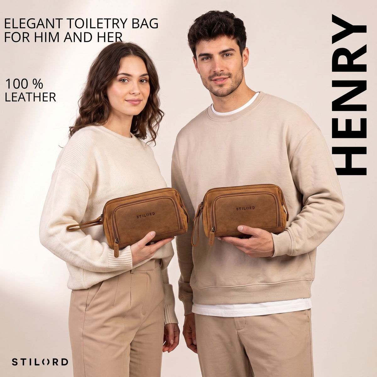 Zwei Personen halten Henry Kosmetiktasche aus tanfarbigem Leder, Frontansicht mit Handgriff und sichtbarer STILORD-Prägung