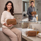 Kosmetiktasche aus Leder in tan/dunkelbraun mit geprägtem STILORD‑Logo und Handriemen, gezeigt in Badumgebung und auf Waschbecken.