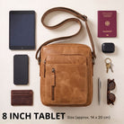 Kleine Herren-Umhängetasche aus perugia-braunem Leder, Fronttasche und verstellbarer Schulterriemen, daneben 8-Zoll-Tablet und Reiseutensilien