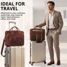 Braune Leder-Business-Tasche mit Trolley-Sleeve auf silbernem Koffer, Mann im Anzug, Reiseumgebung, STILORD-Prägung.