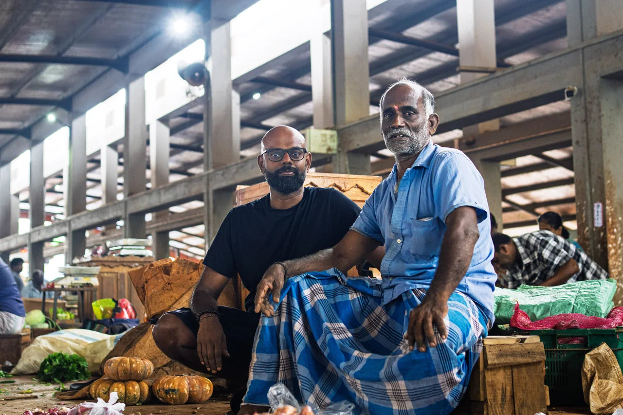 JR-Janathan Rajakumar im Marktgespräch mit zwei lokalen tamilischen Händlern auf dem Wochenmarkt in Jaffna im Norden Sri Lankas - persönlicher Austausch mit den Menschen vor Ort, direkter Bezug zur Lieferkette